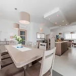 Superior Four Bedroom With Private Pool 2 Villa Debeljak