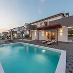 Superior Four Bedroom With Private Pool 2 Villa Debeljak
