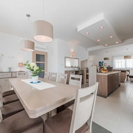 Superior Four Bedroom With Private Pool 2 Vila Debeljak