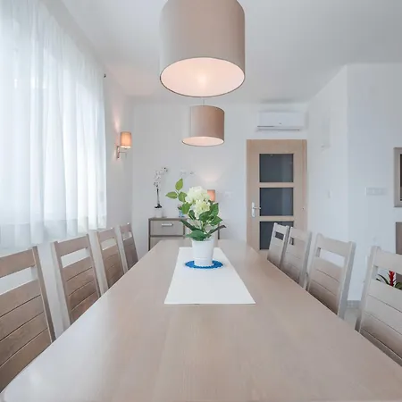 Vila Superior Four Bedroom With Private Pool 2 Debeljak