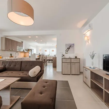 Superior Four Bedroom With Private Pool 2 Vila