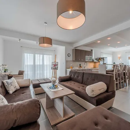 Vila Superior Four Bedroom With Private Pool 2 Debeljak