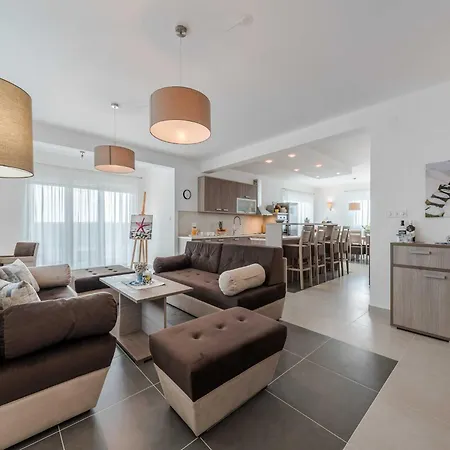 Superior Four Bedroom With Private Pool 2 Vila Debeljak