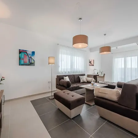 Superior Four Bedroom With Private Pool 2