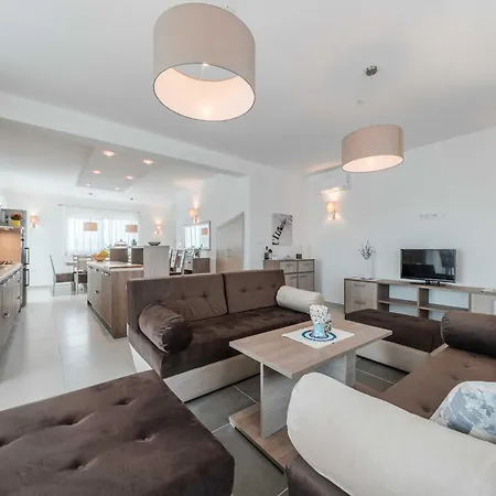 Superior Four Bedroom With Private Pool 2
