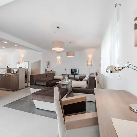 Superior Four Bedroom With Private Pool 2