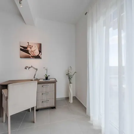 Superior Four Bedroom With Private Pool 2 Debeljak