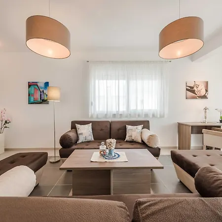 Vila Superior Four Bedroom With Private Pool 2 Debeljak