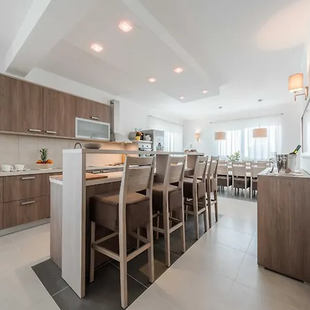 Superior Four Bedroom With Private Pool 2