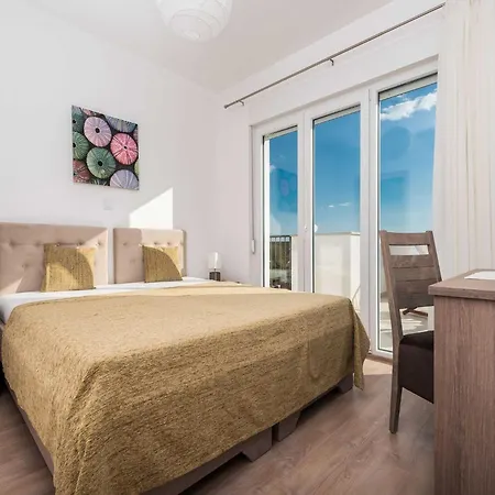 Superior Four Bedroom With Private Pool 2 * Debeljak
