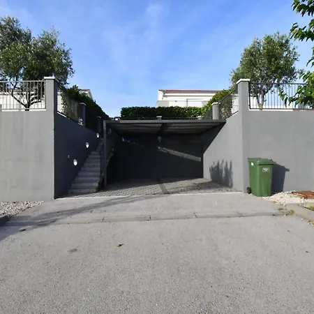 Superior Four Bedroom With Private Pool 2 Debeljak