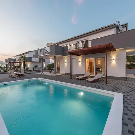 Superior Four Bedroom With Private Pool 2 Vila Debeljak