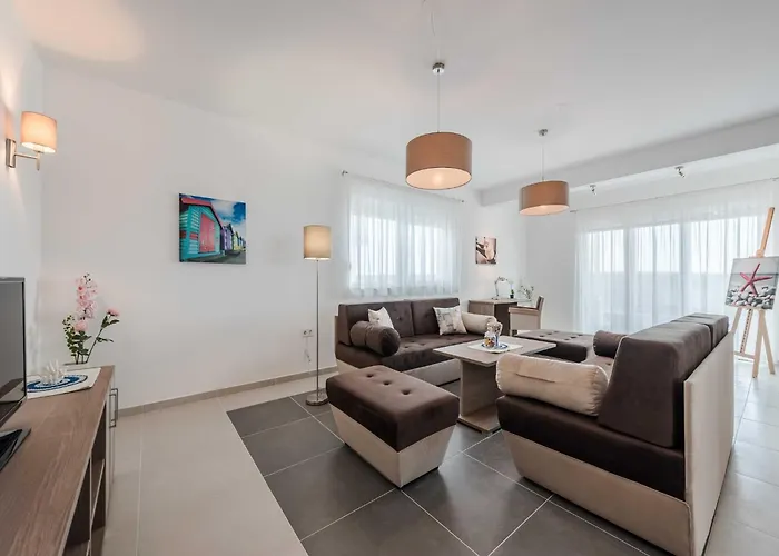 Superior Four Bedroom With Private Pool 2