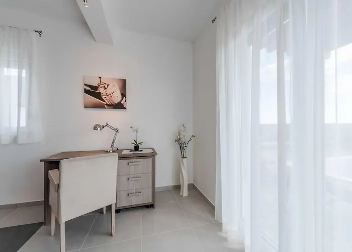 Superior Four Bedroom With Private Pool 2 Debeljak