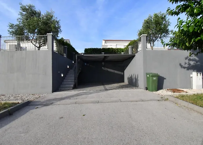 Superior Four Bedroom With Private Pool 2 Debeljak