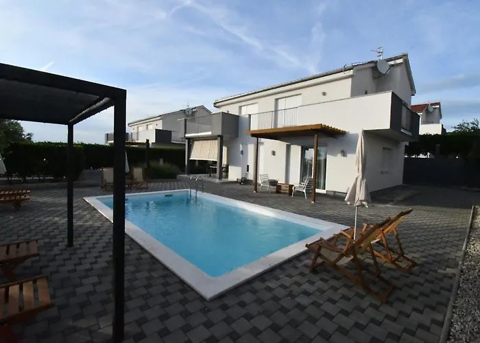 Superior Four Bedroom With Private Pool 2 Debeljak