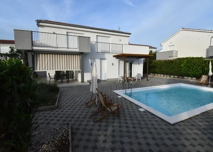Superior Four Bedroom With Private Pool 2 Debeljak
