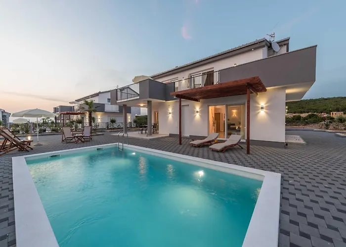 Superior Four Bedroom With Private Pool 2 Villa Debeljak