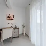 Superior Four Bedroom With Private Pool 2 Debeljak
