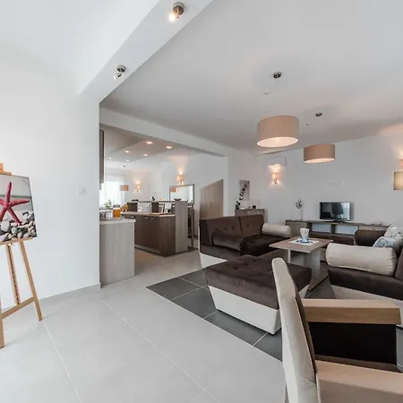 Superior Four Bedroom With Private Pool 2 Debeljak