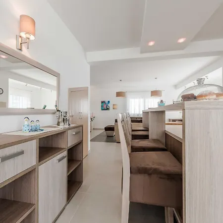 Willa Superior Four Bedroom With Private Pool 2 Debeljak
