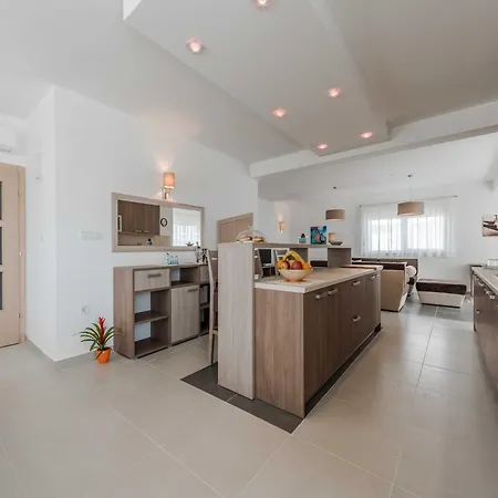 Superior Four Bedroom With Private Pool 2 Villa Debeljak