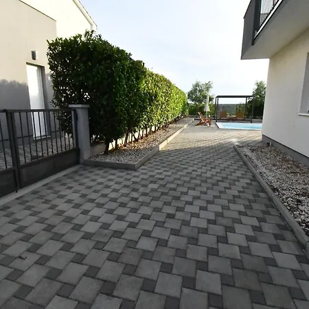 Superior Four Bedroom With Private Pool 2 Podvrsje