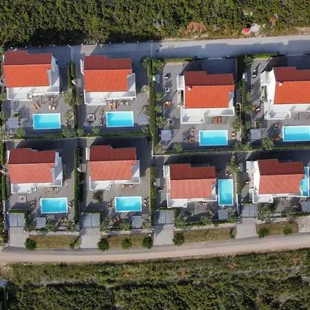 Superior Four Bedroom With Private Pool 2 * Debeljak