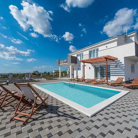 Superior Four Bedroom With Private Pool 2 Debeljak