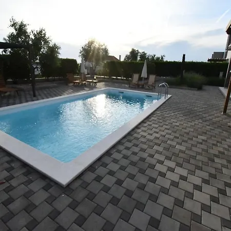 Superior Four Bedroom With Private Pool 2 Willa Debeljak