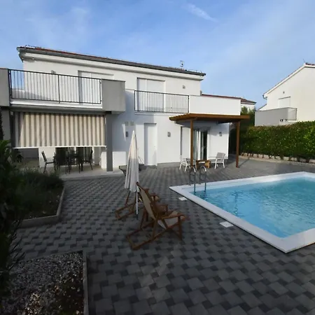 Superior Four Bedroom With Private Pool 2 Debeljak