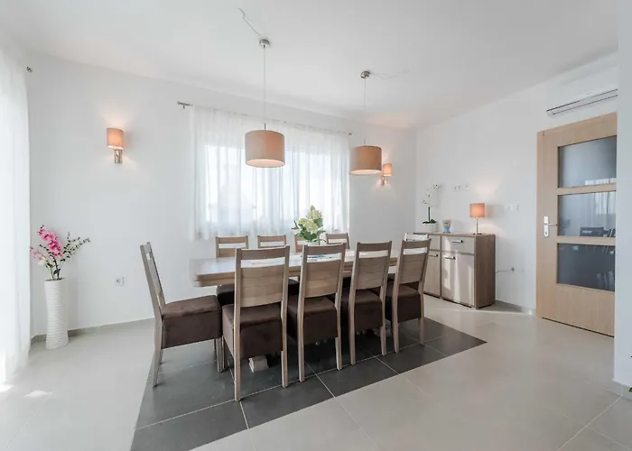 Superior Four Bedroom With Private Pool 2 빌라 Debeljak