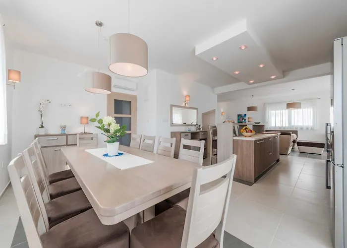 Superior Four Bedroom With Private Pool 2 빌라 Debeljak