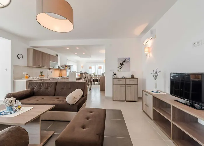 Superior Four Bedroom With Private Pool 2 빌라