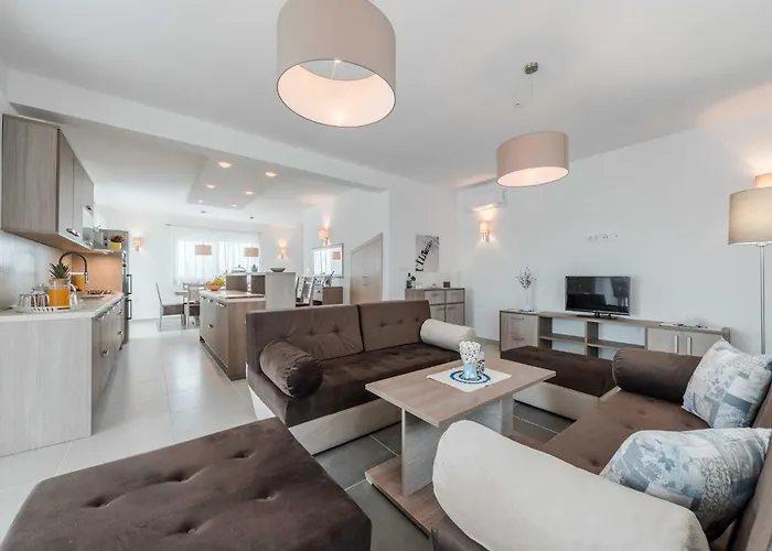 Superior Four Bedroom With Private Pool 2
