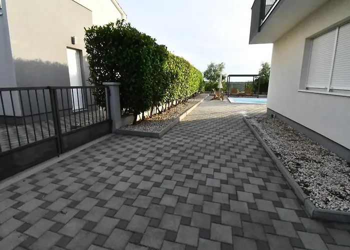 Superior Four Bedroom With Private Pool 2 Debeljak