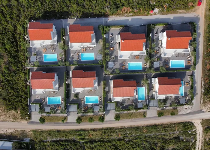 Superior Four Bedroom With Private Pool 2 * Debeljak