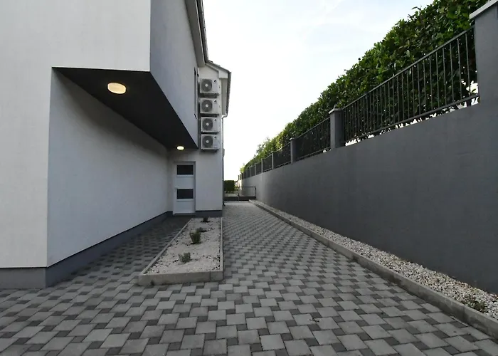 Superior Four Bedroom With Private Pool 2 빌라 Debeljak