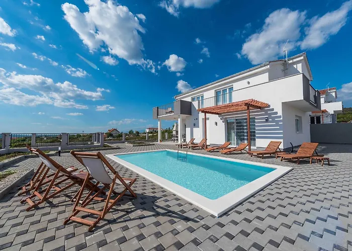 Superior Four Bedroom With Private Pool 2 Debeljak